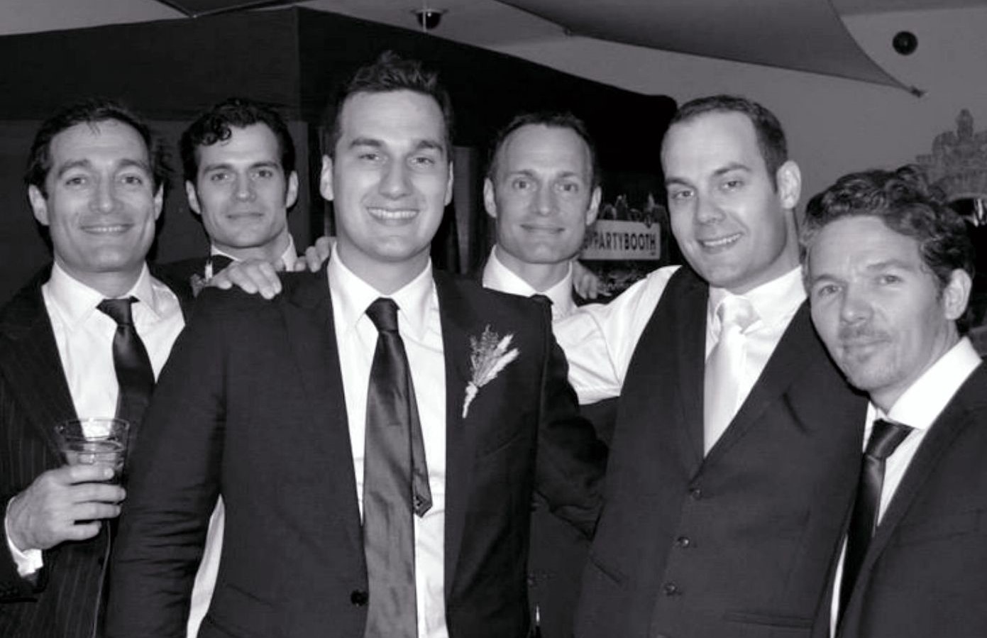 Henry with mom and brothers. A good looking family!  Superman henry cavill,  Henry cavill brothers, Henry cavill