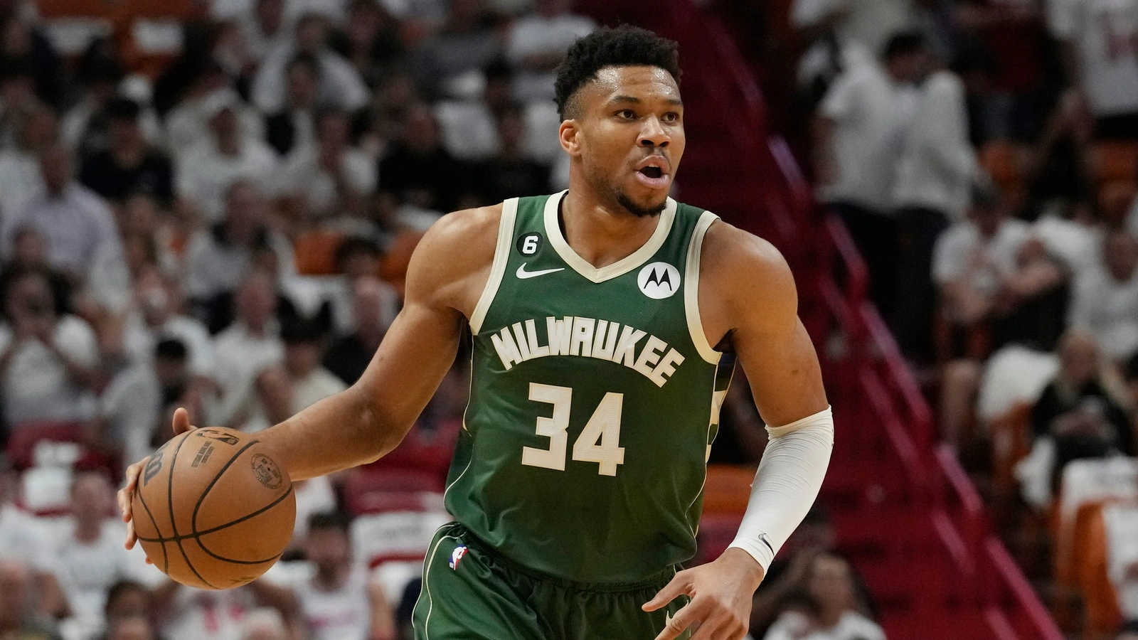 Three Dark Horse Teams That Could Shock the NBA by Trading for Giannis Antetokounmpo from the Bucks (4)