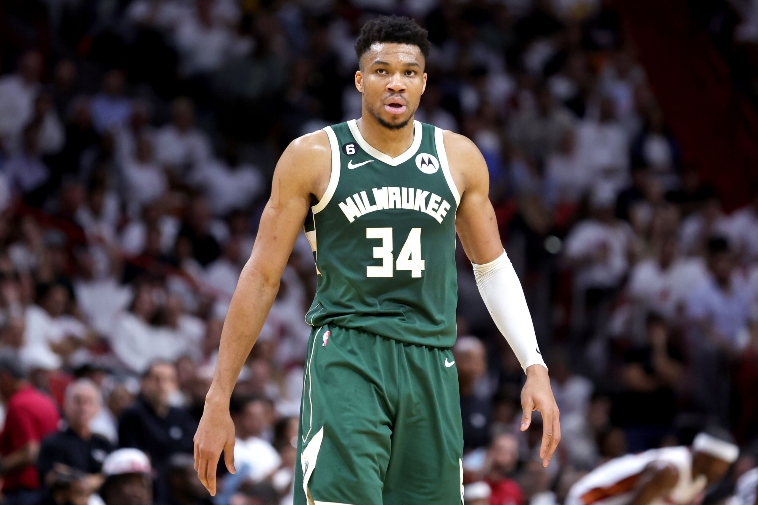 Three Dark Horse Teams That Could Shock the NBA by Trading for Giannis Antetokounmpo from the Bucks (4)