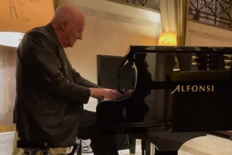 Anthony Hopkins Surprises Fans with Piano Magic: From Hotel Lobbies to Heartfelt Stories