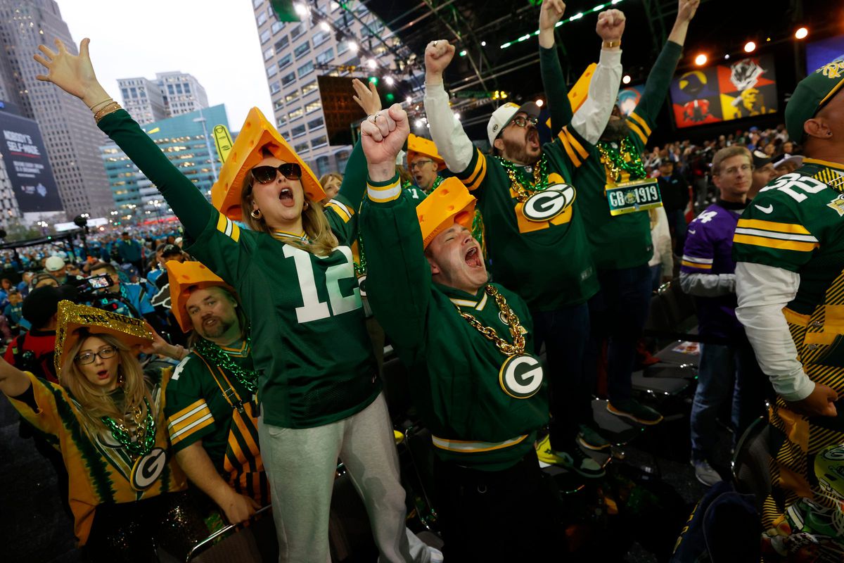 Green Bay Packers Eye Big Trade with Washington Commanders: Analysts Weigh In