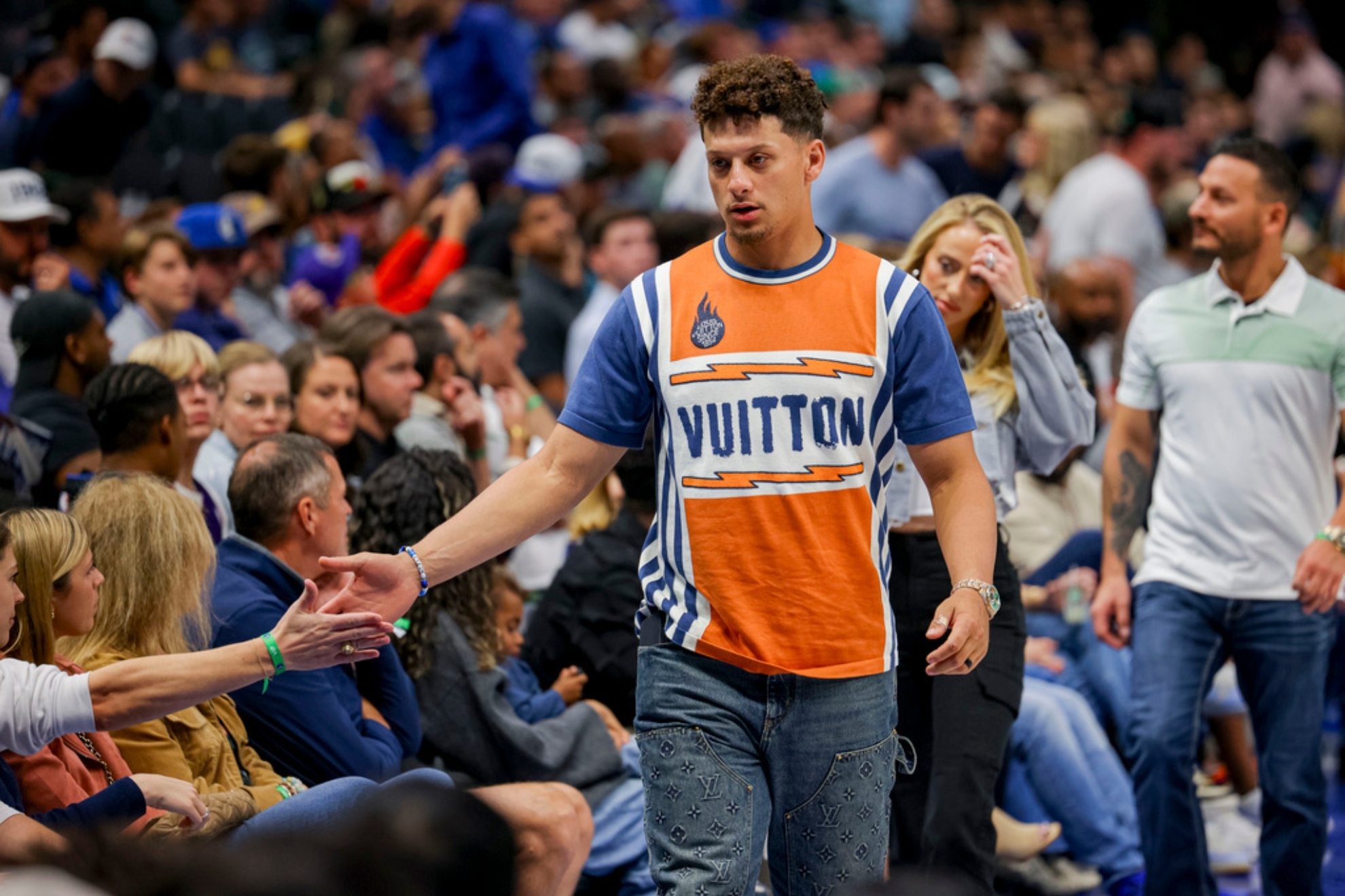  The Electric Atmosphere of Game 3: How Patrick Mahomes and the Stars Fueled the Mavericks’ Fire