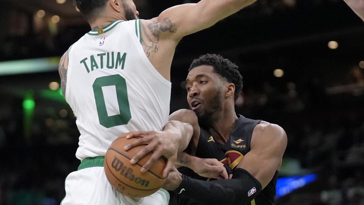 Donovan Mitchell’s Exceptional Performance Leads the Cleveland Cavaliers to a Tie Against the Boston Celtics