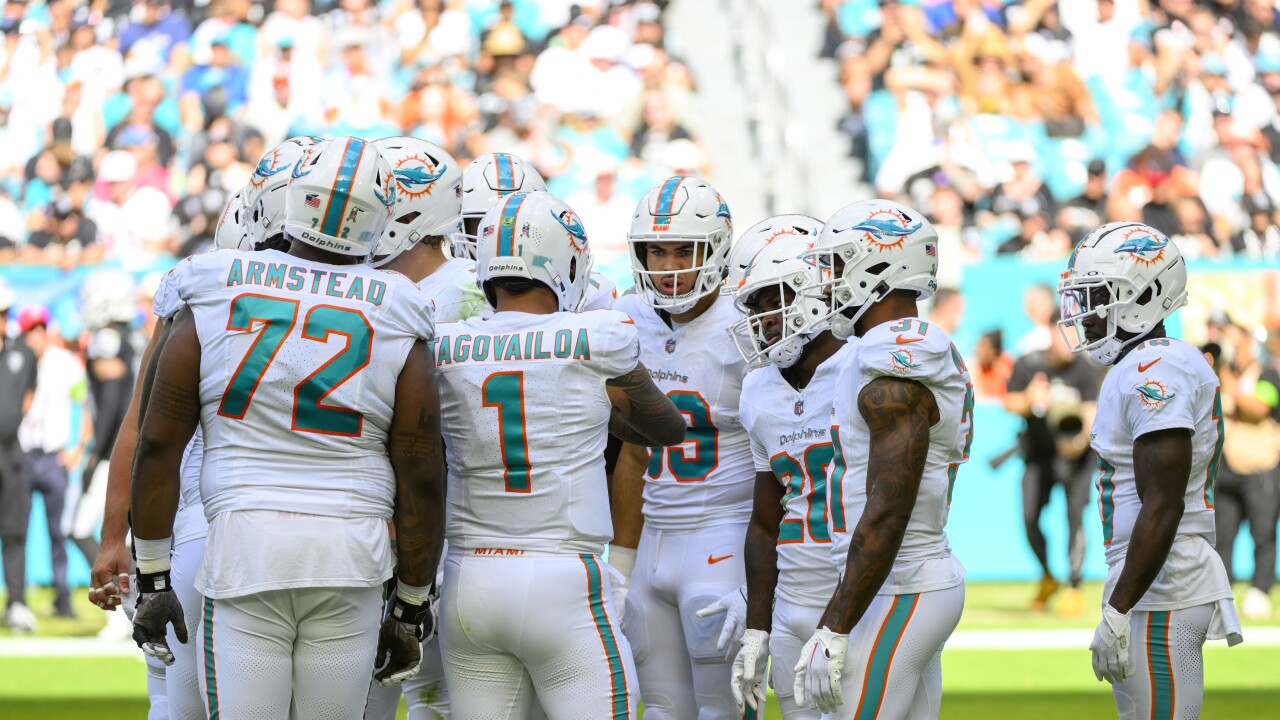 NFL's Thanksgiving Showdown Dolphins Take On the Packers in Chilly Lambeau Field