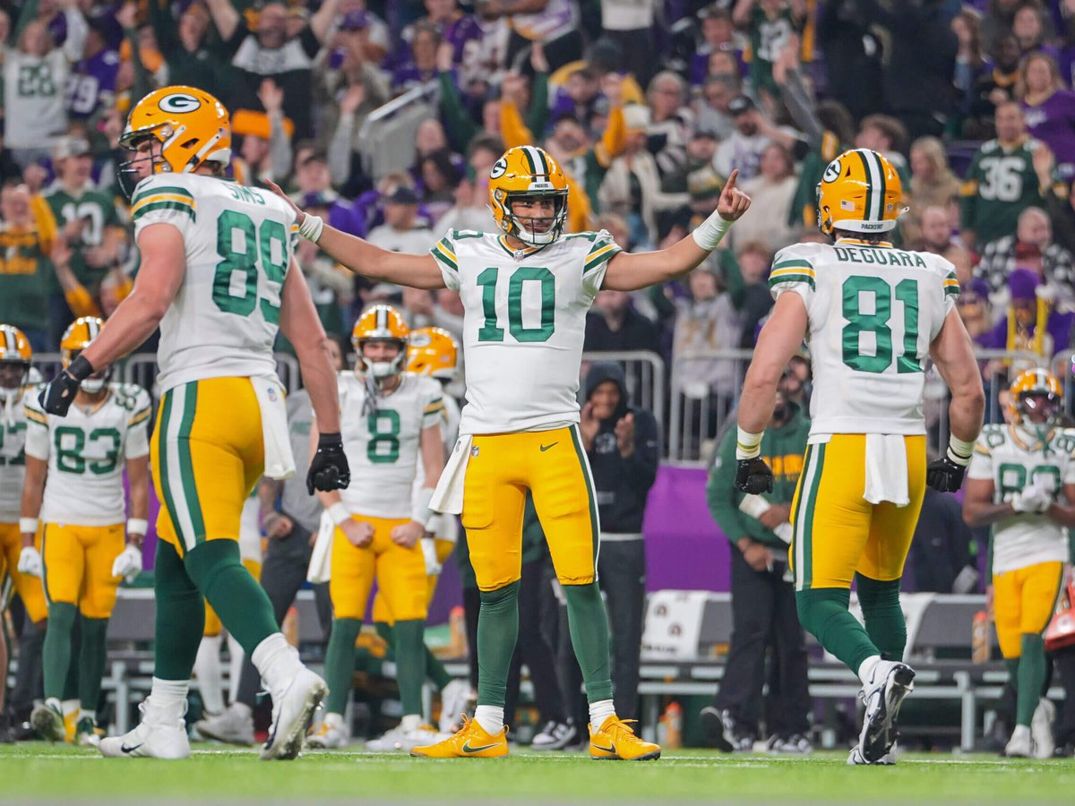 NFL's Thanksgiving Showdown Dolphins Take On the Packers in Chilly Lambeau Field