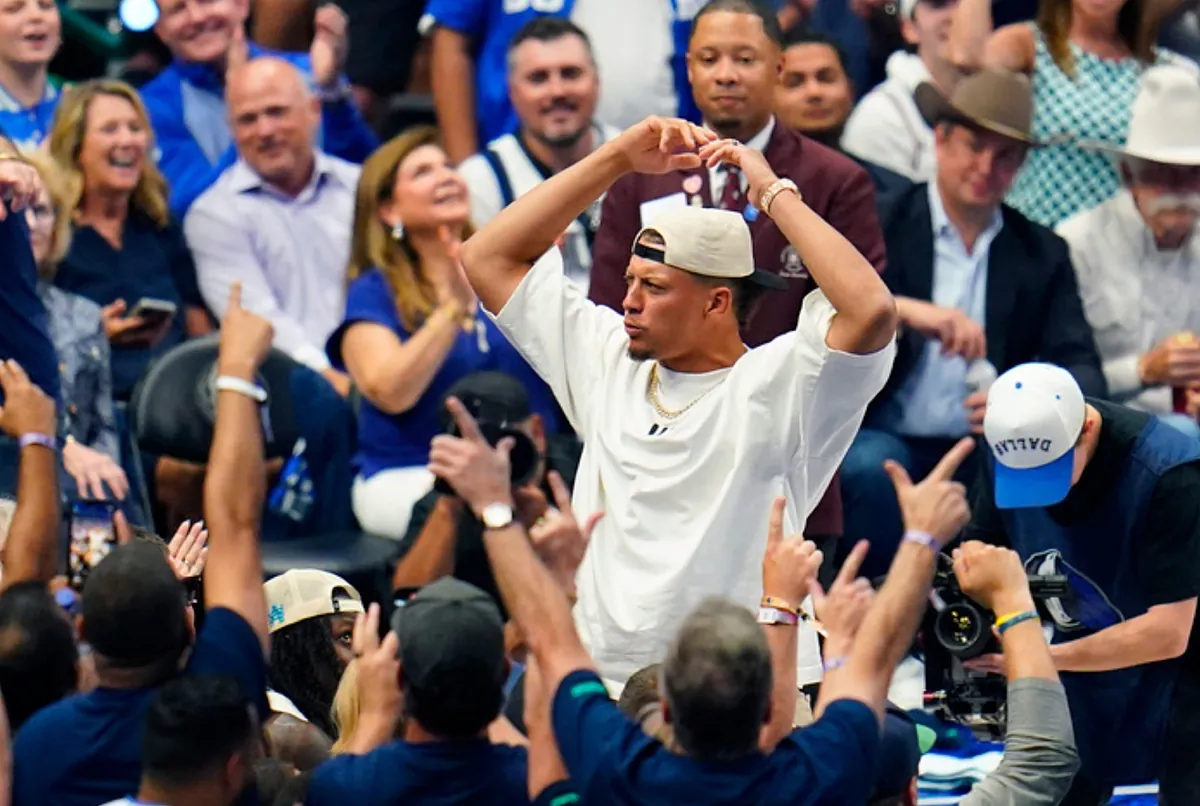 The Electric Atmosphere of Game 3: How Patrick Mahomes and the Stars Fueled the Mavericks’ Fire