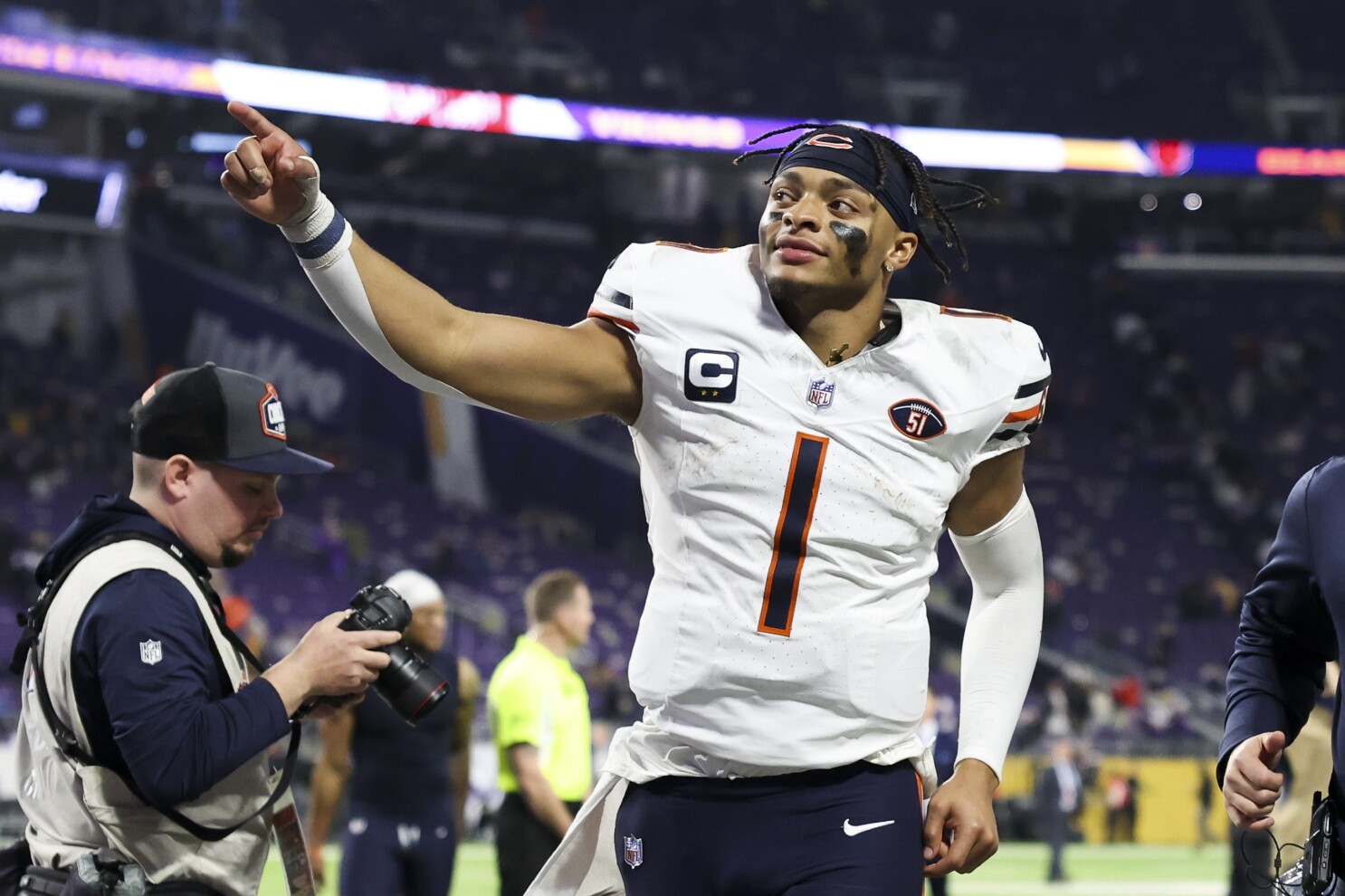 The Steelers' New Quarterback Controversy: Justin Fields and Russell Wilson Locked in Intense Competition