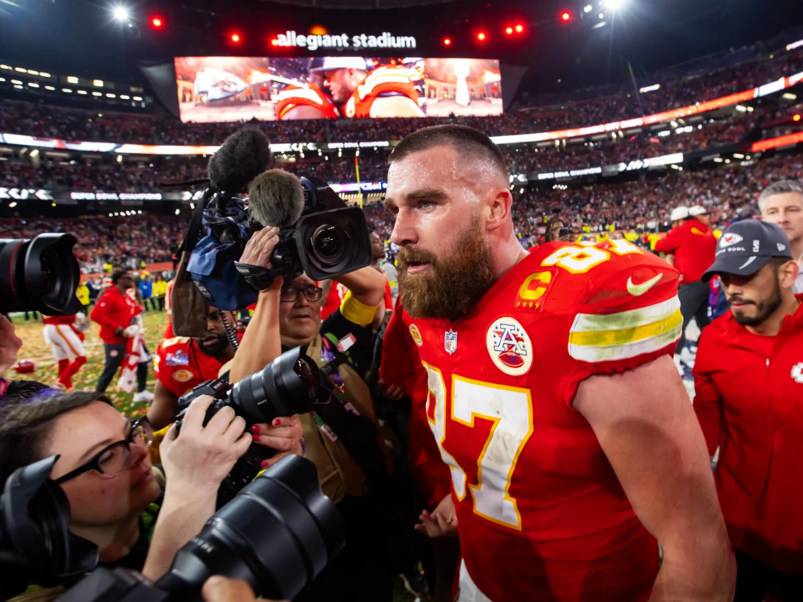 NFL News: Travis Kelce Extends Stay with Kansas City Chiefs, Showcasing Unwavering Loyalty and Commitment