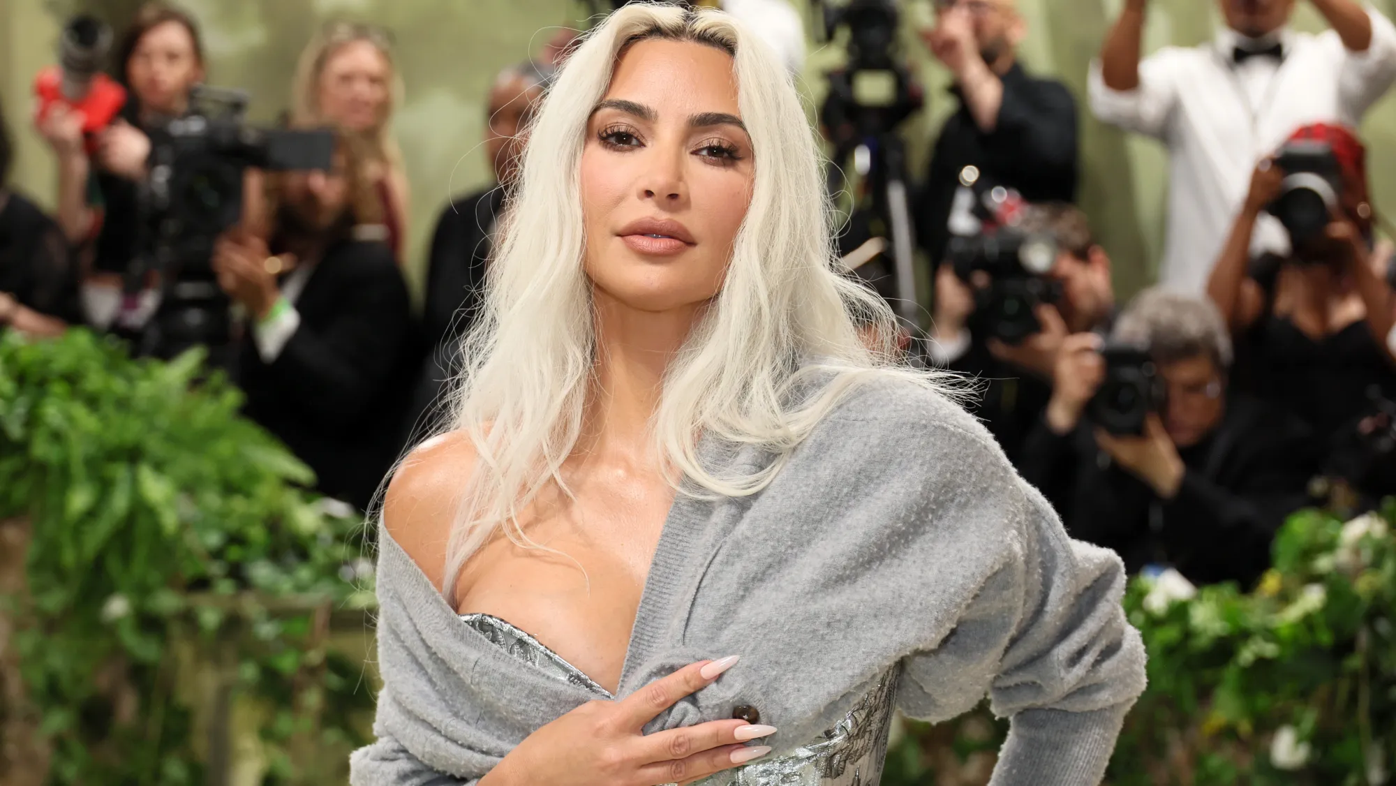 Nfl News Why Was Kim Kardashian Booed During Tom Bradys Netflix Roast 