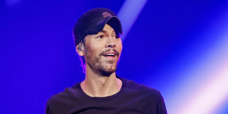 Enrique Iglesias Dedicates Emotional 'Hero' Performance to Aaliyah on Tragic Anniversary