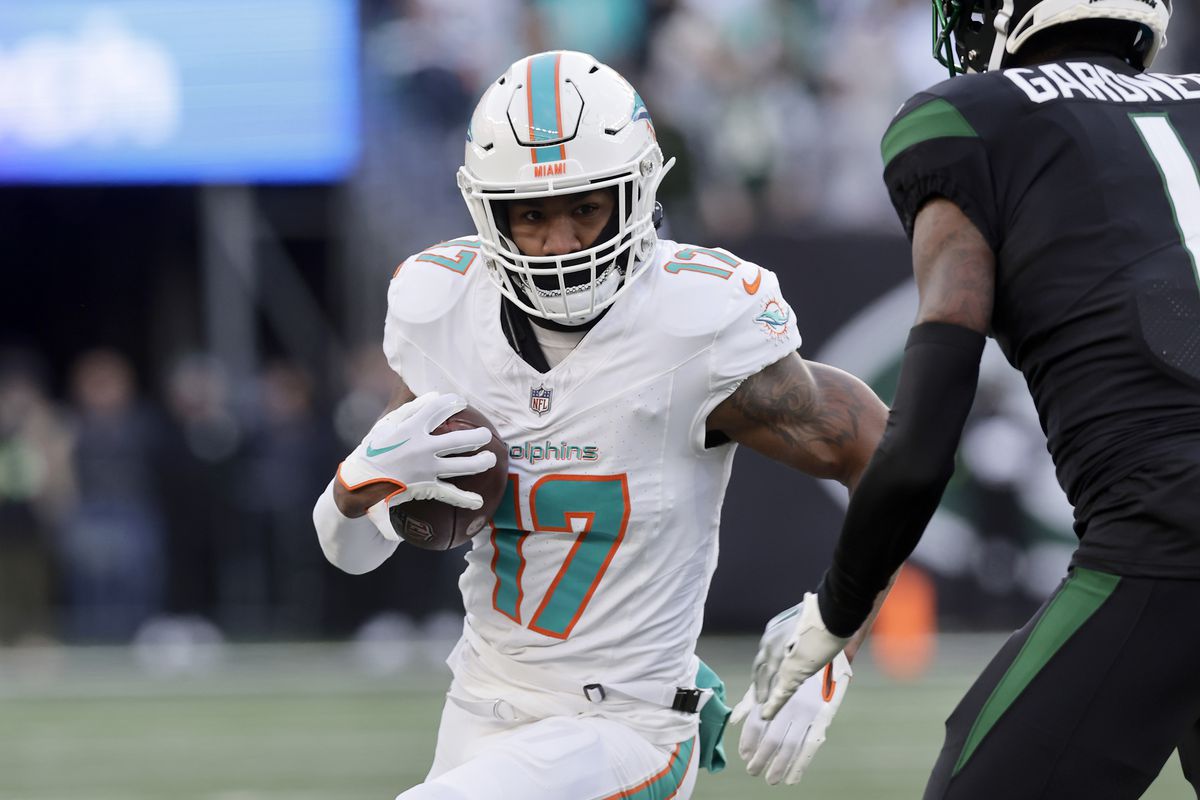 Navigating the Ripple Effects Jaylen Waddle's Contract and Its Impact on the NFL Receiver Market