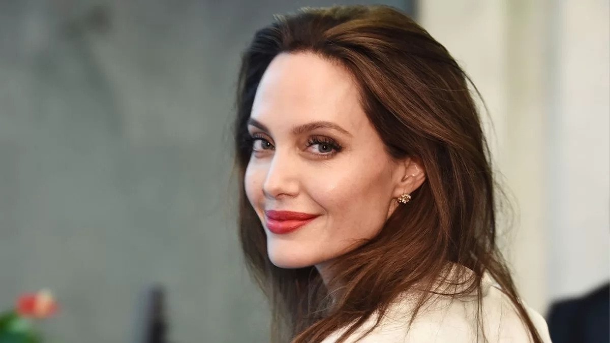 Angelina Jolie’s Heartbreaking Path to Stardom: How a Troubled Childhood Shaped Her Acting Career and Life Mission